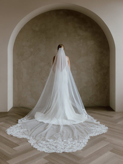 Chic Bridals Bridal Veils Dayna Veil Shop The Dayna Veil In Two Different Colors Wedding Gowns